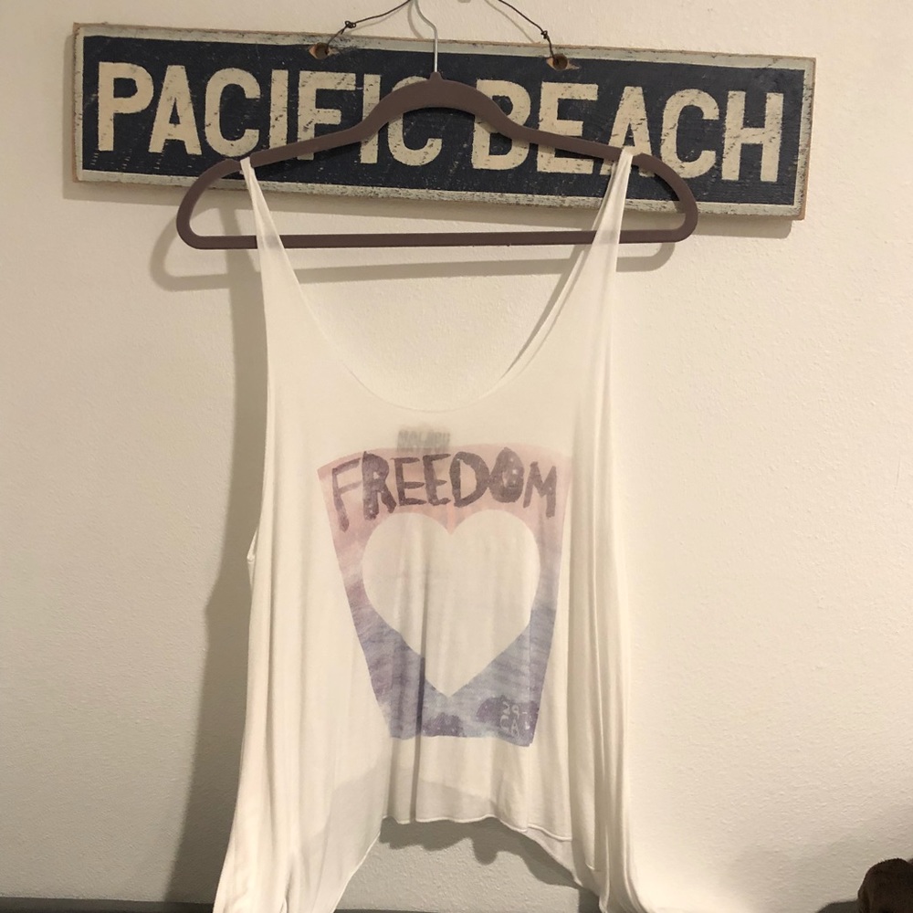Flowy graphic tank
